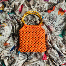 Carica l'immagine nel visualizzatore di Gallery, Borsa macramè arancione con manico in bamboo