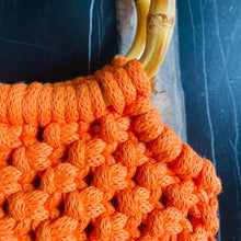 Carica l'immagine nel visualizzatore di Gallery, Borsa macramè arancione con manico in bamboo