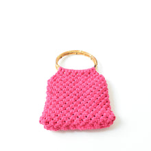 Carica l'immagine nel visualizzatore di Gallery, Borsa macramè fucsia con manico in bamboo