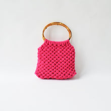 Carica l'immagine nel visualizzatore di Gallery, Borsa macramè fucsia con manico in bamboo