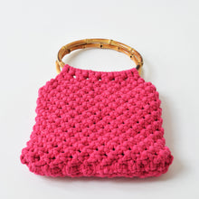 Carica l'immagine nel visualizzatore di Gallery, Borsa macramè fucsia con manico in bamboo