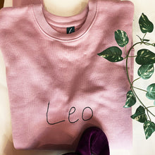 Carica l'immagine nel visualizzatore di Gallery, Felpa purple rose ricamata a mano - Segno zodiacale