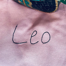 Carica l'immagine nel visualizzatore di Gallery, Felpa purple rose ricamata a mano - Segno zodiacale