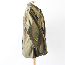 Carica l'immagine nel visualizzatore di Gallery, Giacca pre loved Winter dipinta a mano