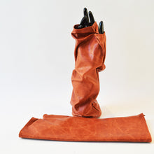 Carica l'immagine nel visualizzatore di Gallery, Manicotti in pelle Terracotta