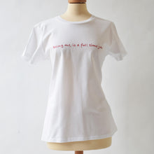 Carica l'immagine nel visualizzatore di Gallery, T-shirt bianca ricamata a mano - Being me ...
