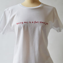 Carica l'immagine nel visualizzatore di Gallery, T-shirt bianca ricamata a mano - Being me ...