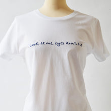 Carica l'immagine nel visualizzatore di Gallery, T-shirt bianca ricamata a mano - Look at me ...