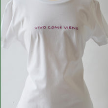 Carica l'immagine nel visualizzatore di Gallery, T-shirt bianca ricamata a mano - Vivo come viene