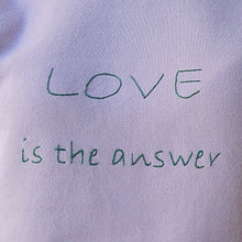 Carica l'immagine nel visualizzatore di Gallery, Felpa purple rose ricamata a mano - LOVE is the answer