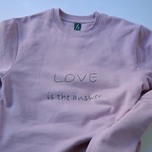 Carica l'immagine nel visualizzatore di Gallery, Felpa purple rose ricamata a mano - LOVE is the answer