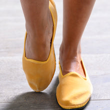 Carica l'immagine nel visualizzatore di Gallery, Scarpe Friulane gialle