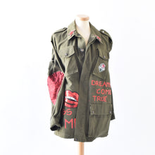 Carica l'immagine nel visualizzatore di Gallery, Giacca militare dipinta a mano pre loved