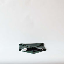 Carica l'immagine nel visualizzatore di Gallery, POCHETTE BUSTA VERDE
