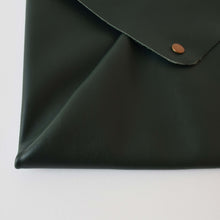 Carica l'immagine nel visualizzatore di Gallery, POCHETTE BUSTA VERDE