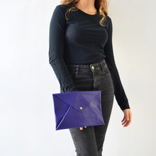 Carica l'immagine nel visualizzatore di Gallery, Pochette a busta Violetta