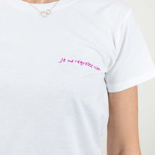 Carica l'immagine nel visualizzatore di Gallery, T-shirt bianca ricamata a mano - Je ne regrette rien