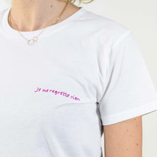 Carica l'immagine nel visualizzatore di Gallery, T-shirt bianca ricamata a mano - Je ne regrette rien