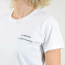 Carica l'immagine nel visualizzatore di Gallery, T-shirt bianca ricamata a mano - La bellezza ci salverà sempre