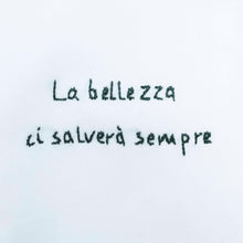 Carica l'immagine nel visualizzatore di Gallery, T-shirt bianca ricamata a mano - La bellezza ci salverà sempre