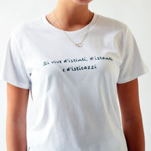 Carica l'immagine nel visualizzatore di Gallery, T-shirt bianca ricamata a mano - Si vive d'istinti ...