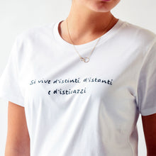 Carica l'immagine nel visualizzatore di Gallery, T-shirt bianca ricamata a mano - Si vive d'istinti ...