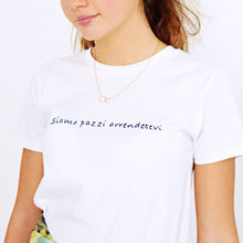 Carica l'immagine nel visualizzatore di Gallery, T-shirt bianca ricamata a mano - Siamo pazzi arrendetevi