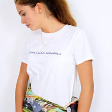 Carica l'immagine nel visualizzatore di Gallery, T-shirt bianca ricamata a mano - Siamo pazzi arrendetevi