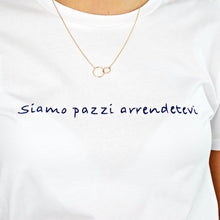 Carica l'immagine nel visualizzatore di Gallery, T-shirt bianca ricamata a mano - Siamo pazzi arrendetevi