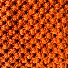 Carica l&#39;immagine nel visualizzatore di Gallery, Borsa macramè arancione con manico in bamboo
