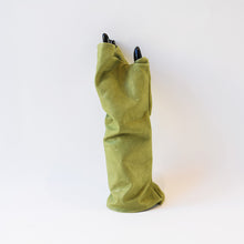 Carica l&#39;immagine nel visualizzatore di Gallery, Manicotti in pelle Verde perfetto per i cappotti scuri

