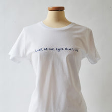 Carica l&#39;immagine nel visualizzatore di Gallery, T-shirt bianca ricamata a mano - Look at me ...
