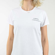 Carica l&#39;immagine nel visualizzatore di Gallery, T-shirt bianca ricamata a mano - La bellezza ci salverà sempre
