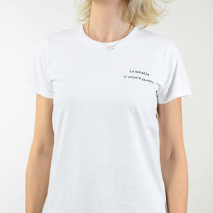 T-shirt bianca ricamata a mano - La bellezza ci salverà sempre