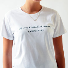 Load image into Gallery viewer, White t-shirt with embroidery - Si vive d&#39;istinti ...

