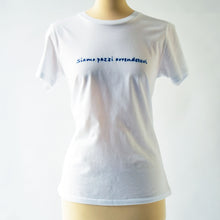 Carica l&#39;immagine nel visualizzatore di Gallery, T-shirt bianca ricamata a mano - Siamo pazzi arrendetevi
