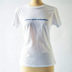 T-shirt bianca ricamata a mano - Siamo pazzi arrendetevi